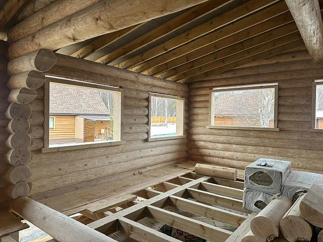 Сруб дома из бревна кругляка, обсаду окон установили, приступаем к отделке сруба под ключ